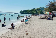 Tak Gentar Ada Wabah Corona, Pantai Nirwana Tetap Ramai Dikunjungi Wisatawan Tak Gentar Ada Wabah Corona, Pantai Nirwana Tetap Ramai Dikunjungi Wisatawan