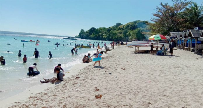 Tak Gentar Ada Wabah Corona, Pantai Nirwana Tetap Ramai Dikunjungi Wisatawan