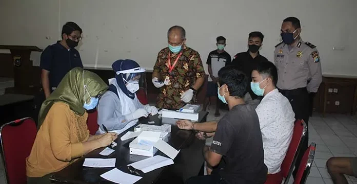 Sebelum Dipindahkan ke Lapas, 20 Tahanan Polres Buton Jalani Rapid Test