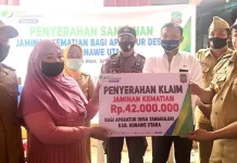 Dua Ahli Waris di Konut Dapat Santunan BP Jamsostek Dua Ahli Waris di Konut Dapat Santunan BP Jamsostek