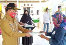 Surunudin Serahkan 1.187 Sertifikat Tanah di Mowila Surunudin Serahkan 1.187 Sertifikat Tanah di Mowila