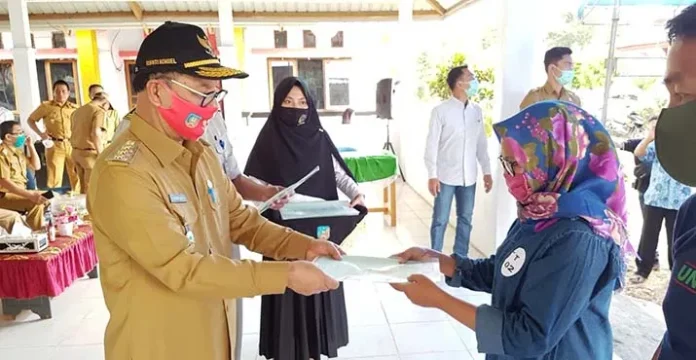 Surunudin Serahkan 1.187 Sertifikat Tanah di Mowila