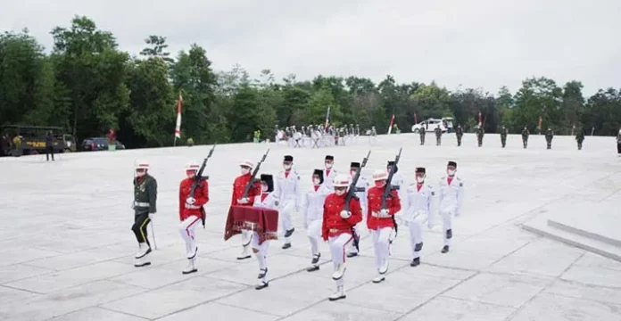 Bupati Konsel Serahkan Enam SK Pensiun ASN, Salah Satunya Kadis Sosial