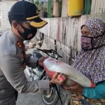 Program Jumat Keliling, Polres Wakatobi Bagikan Beras untuk Warga Miskin di Kapota Raya Program Jumat Keliling, Polres Wakatobi Bagikan Beras untuk Warga Miskin di Kapota Raya