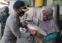Program Jumat Keliling, Polres Wakatobi Bagikan Beras untuk Warga Miskin di Kapota Raya Program Jumat Keliling, Polres Wakatobi Bagikan Beras untuk Warga Miskin di Kapota Raya