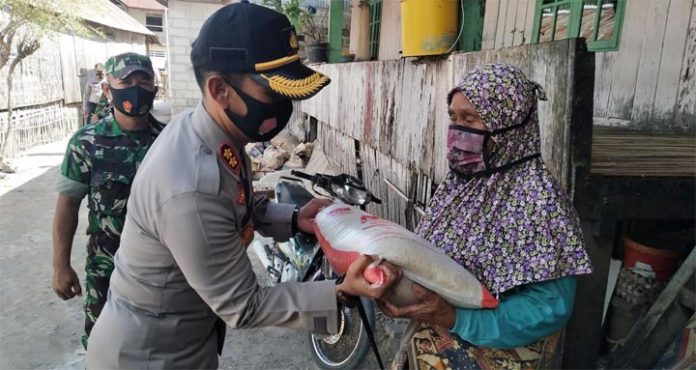 Program Jumat Keliling, Polres Wakatobi Bagikan Beras untuk Warga Miskin di Kapota Raya