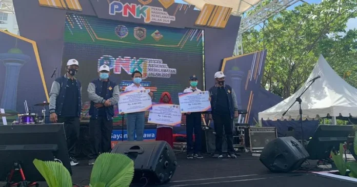 Jasa Raharja Sultra Serahkan Beasiswa ke Anak Korban Kecelakaan Lalu Lintas Jasa Raharja Sultra Serahkan Beasiswa ke Anak Korban Kecelakaan Lalu Lintas