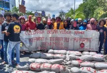 Bentuk Kekecewaan, Demonstran Bakar Replika Pocong Bertulis “Polisi” Bentuk Kekecewaan, Demonstran Bakar Replika Pocong Bertulis “Polisi”