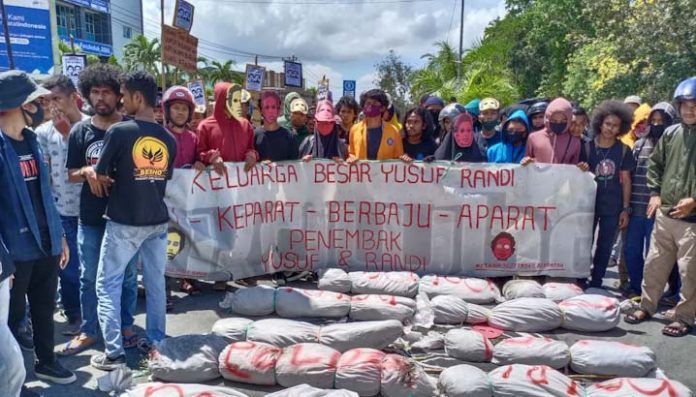 Bentuk Kekecewaan, Demonstran Bakar Replika Pocong Bertulis “Polisi”