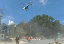 Pilot Helikopter Sebut Terbang Rendah Untuk Imbau Massa Agar Tidak Anarkis Tanggapi Demonstrasi Setahun Randi-Yusuf, Polisi Gunakan Helikopter