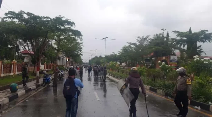 PSX_20200930_173757 Demo Tuntut Pencopotan Dirut Perusda Kolaka Berakhir Rusuh