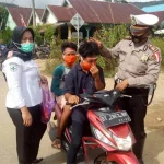 Ribuan Masker Dibagi Gratis Saat Deklarasi Raup-Iskandar di KPU Konut Ribuan Masker Dibagi Gratis Saat Deklarasi Raup-Iskandar di KPU Konut