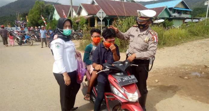 Ribuan Masker Dibagi Gratis Saat Deklarasi Raup-Iskandar di KPU Konut