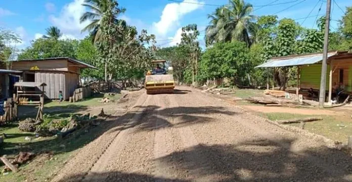 Tingkatkan Perekonomian Masyarakat, Bupati Mubar Aspal Jalan Desa Guali-Sidamangur