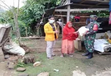 Mahasiswa UHO Edukasi Masyarakat Jalankan Ekonomi di Tengah Pandemi Mahasiswa UHO Edukasi Masyarakat Jalankan Ekonomi di Tengah Pandemi