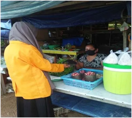 Mahasiswa UHO Edukasi Masyarakat Jalankan Ekonomi di Tengah Pandemi