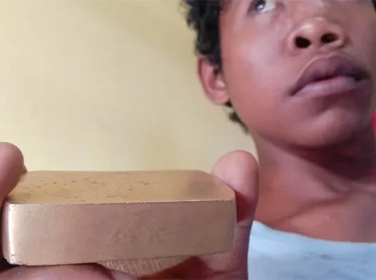 Warga Baubau Temukan Benda Diduga Emas Batangan Warga Baubau Temukan Benda Diduga Emas Batangan