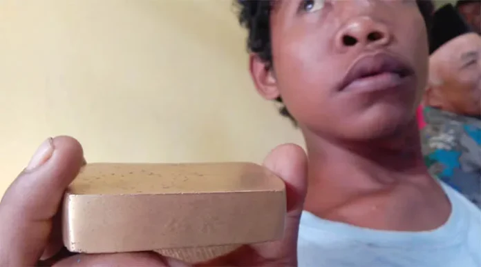 Warga Baubau Temukan Benda Diduga Emas Batangan