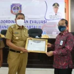 Cairkan DAK Tepat Waktu, Pemkab Kolaka Dapat Penghargaan dari Kanwil Perbendaharaan Sultra Cairankan DAK Tepat Waktu, Pemkab Kolaka Dapat Penghargaan dari Kanwil Perbendaharaan Sultra