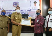 Cairkan DAK Tepat Waktu, Pemkab Kolaka Dapat Penghargaan dari Kanwil Perbendaharaan Sultra Cairankan DAK Tepat Waktu, Pemkab Kolaka Dapat Penghargaan dari Kanwil Perbendaharaan Sultra