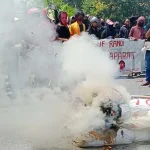 Demonstrasi Gugurnya Randi-Yusuf Ricuh Demonstrasi Gugurnya Randi-Yusuf Ricuh