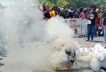 Demonstrasi Gugurnya Randi-Yusuf Ricuh Demonstrasi Gugurnya Randi-Yusuf Ricuh