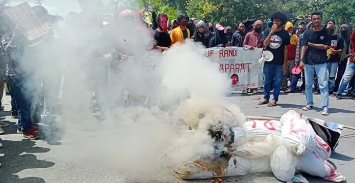 Demonstrasi Gugurnya Randi-Yusuf Ricuh