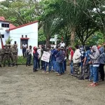 Desak Pencopotan Kades, Warga Pumbolo Kolut Demo di Kantor DPMD Desak Pencopotan Kades, Warga Pumbolo Kolut Demo di Kantor DPMD