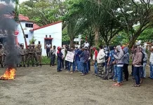 Desak Pencopotan Kades, Warga Pumbolo Kolut Demo di Kantor DPMD Desak Pencopotan Kades, Warga Pumbolo Kolut Demo di Kantor DPMD