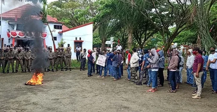 Desak Pencopotan Kades, Warga Pumbolo Kolut Demo di Kantor DPMD