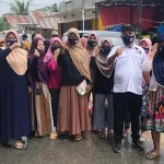 Rusmin-Senawan Bagikan Ribuan Masker ke Masyarakat Konsel Rusmin-Senawan Bagikan Ribuan Masker ke Masyarakat Konsel