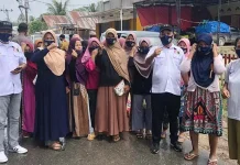 Rusmin-Senawan Bagikan Ribuan Masker ke Masyarakat Konsel Rusmin-Senawan Bagikan Ribuan Masker ke Masyarakat Konsel
