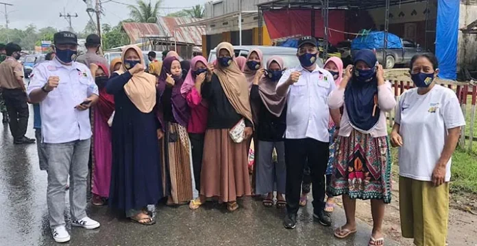 Rusmin-Senawan Bagikan Ribuan Masker ke Masyarakat Konsel