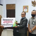 Ahli Waris Anggota DPRD Sultra Dapat Santunan BP Jamsostek Ahli Waris Anggota DPRD Sultra Dapat Santunan BP Jamsostek