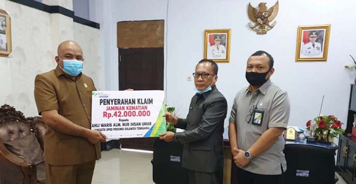 Ahli Waris Anggota DPRD Sultra Dapat Santunan BP Jamsostek