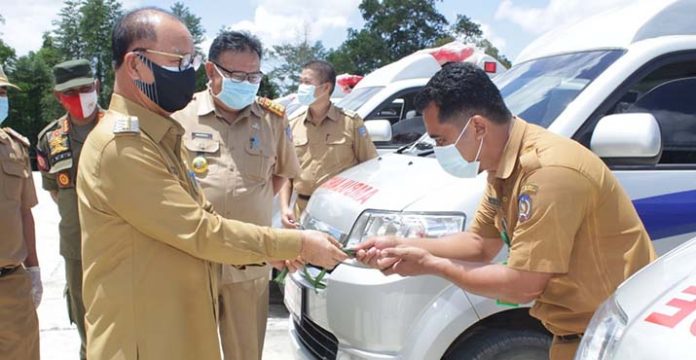 Realisasikan Janji, Surunuddin Serahkan Lima Mobil Ambulance untuk Puskesmas di Konsel