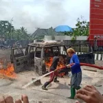 Sebuah Minibus Terbakar Usai Isi BBM di Buton Tengah Sebuah Minibus Terbakar Usai Isi BBM di Buton Tengah