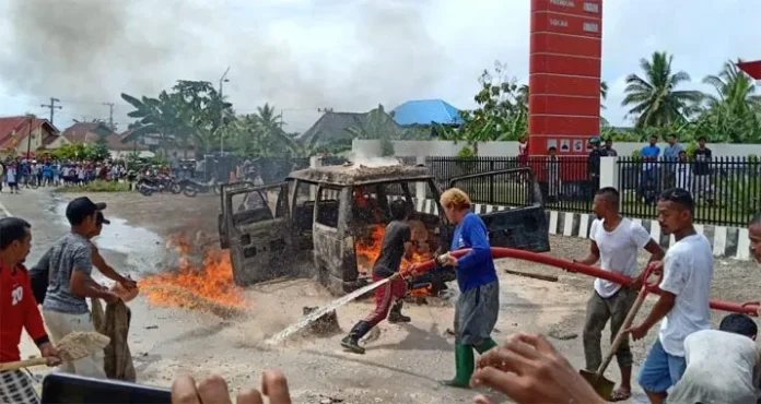 Sebuah Minibus Terbakar Usai Isi BBM di Buton Tengah