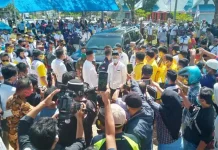 Daftar di KPU, Pasangan Surunuddin – Rasyid Dikawal Ribuan Warga Konsel Daftar di KPU, Pasangan Surunuddin - Rasyid Dikawal Ribuan Warga Konsel