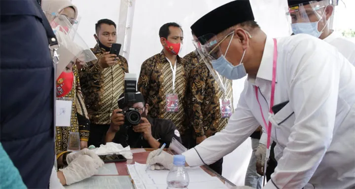 Daftar di KPU, Pasangan Surunuddin - Rasyid Dikawal Ribuan Warga Konsel