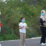 Viral Video Pasien Covid-19 di Baubau Main TikTok dengan Nakes Tangkapan layar video tiktok Natasya bersama dua orang nakes.
