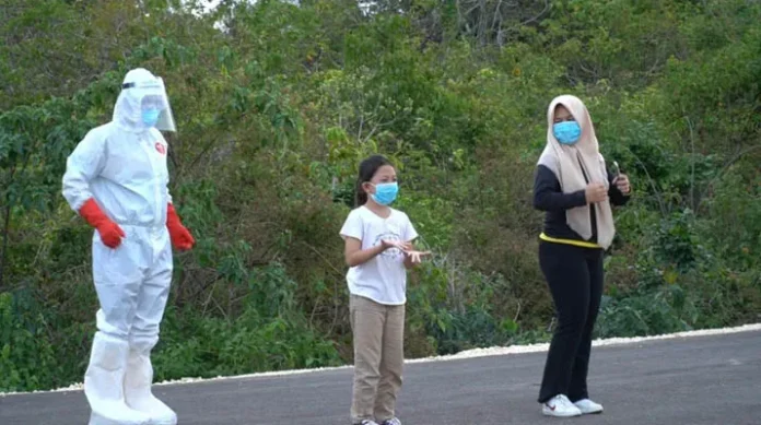 Tangkapan layar video tiktok Natasya bersama dua orang nakes.