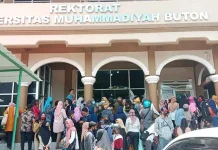 Pembagian Uang KKA di UMB Timbulkan Kerumunan Mahasiswa Pembagian Uang KKA di UMB Timbulkan Kerumunan Mahasiswa