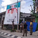 Satpol PP dan Bawaslu Tertibkan Puluhan APK Paslon di Wakatobi Satpol PP dan Bawaslu Tertibkan Puluhan APK Paslon di Wakatobi