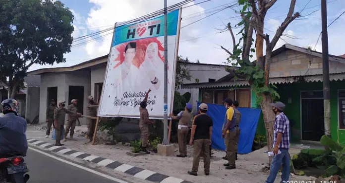 wakatobi Satpol PP dan Bawaslu Tertibkan Puluhan APK Paslon di Wakatobi