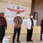 Bupati Wakatobi Serahkan Bansos Beras kepada 4.000 KPM Bupati Wakatobi Serahkan Bansos Beras kepada 4.000 KPM