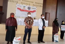 Bupati Wakatobi Serahkan Bansos Beras kepada 4.000 KPM Bupati Wakatobi Serahkan Bansos Beras kepada 4.000 KPM