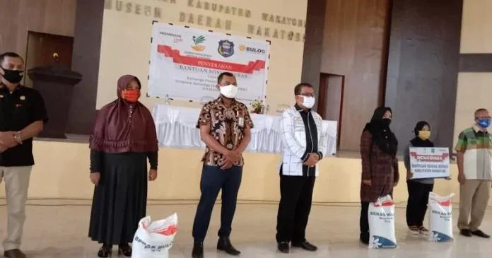 Bupati Wakatobi Serahkan Bansos Beras kepada 4.000 KPM