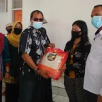 Disperindag Sultra Salurkan 500 Paket Sembako di Kolaka Disperindag Sultra Salurkan 500 Paket Sembako di Kolaka