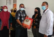 Disperindag Sultra Salurkan 500 Paket Sembako di Kolaka Disperindag Sultra Salurkan 500 Paket Sembako di Kolaka
